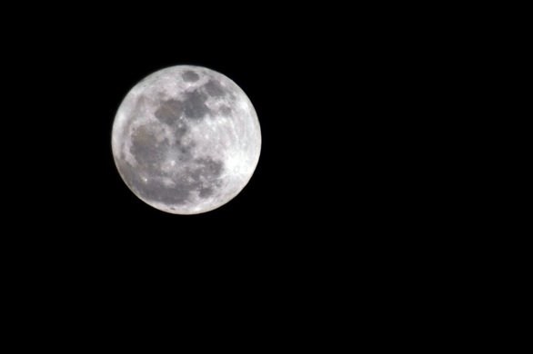La Supermoon davanti all'obiettivo