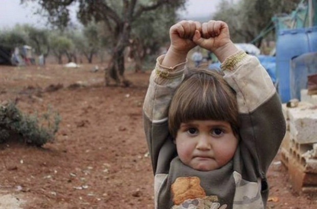 La resa della bambina siriana spaventata dalla macchina fotografica