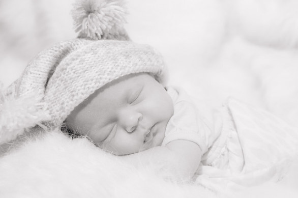 neonato con cappellino