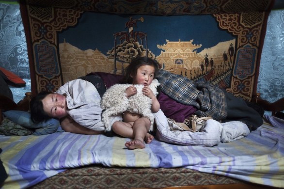Erdene Tuya con il figlio di tre anni nella loro gher, Provincia di Arkhangai, Mongolia 2011 © Alessandro Grassani