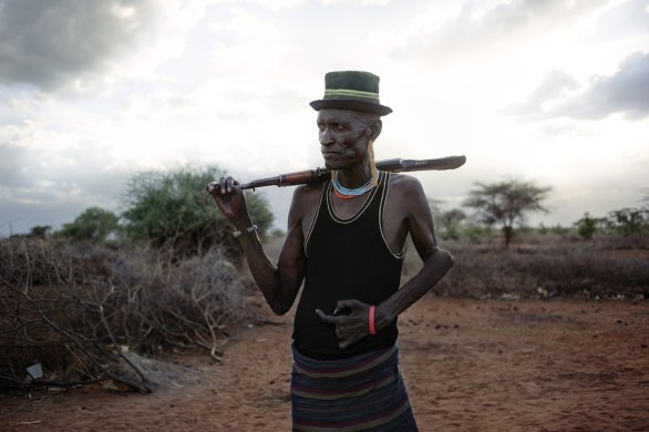 Loduung Elimlin è un pastore combattente della tribù dei Turkana, Regione del Turkana, Kenya 2013 © Alessandro Grassan