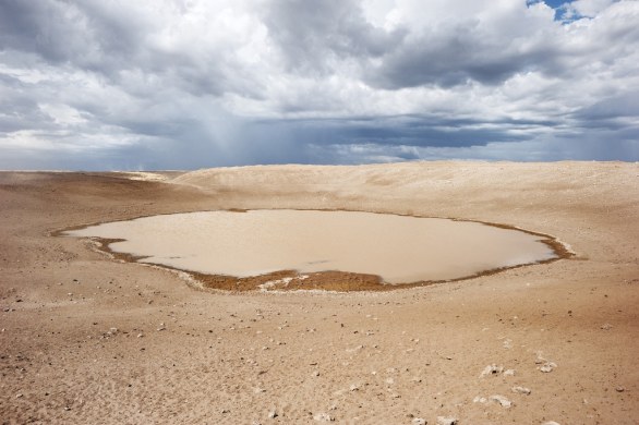 Un pozzo che si sta prosciugando in una zona già completamente desertica, Regione del Turkana, Kenya 2013 © Alessandro Grassan