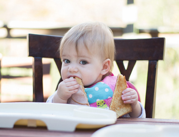 Bambina che mangia