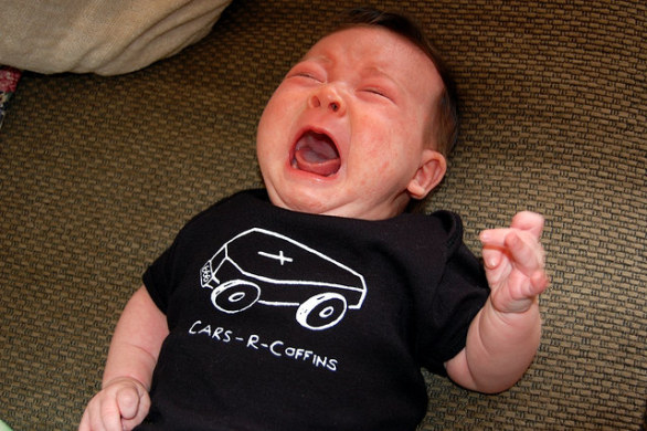 Foto divertenti di neonati che urlano