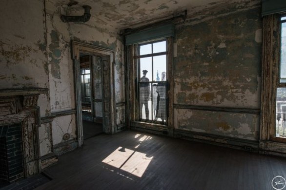 Unframed, An immigrant family views the Statue of Liberty from the Ellis Island Immigration Station dock revu par JR